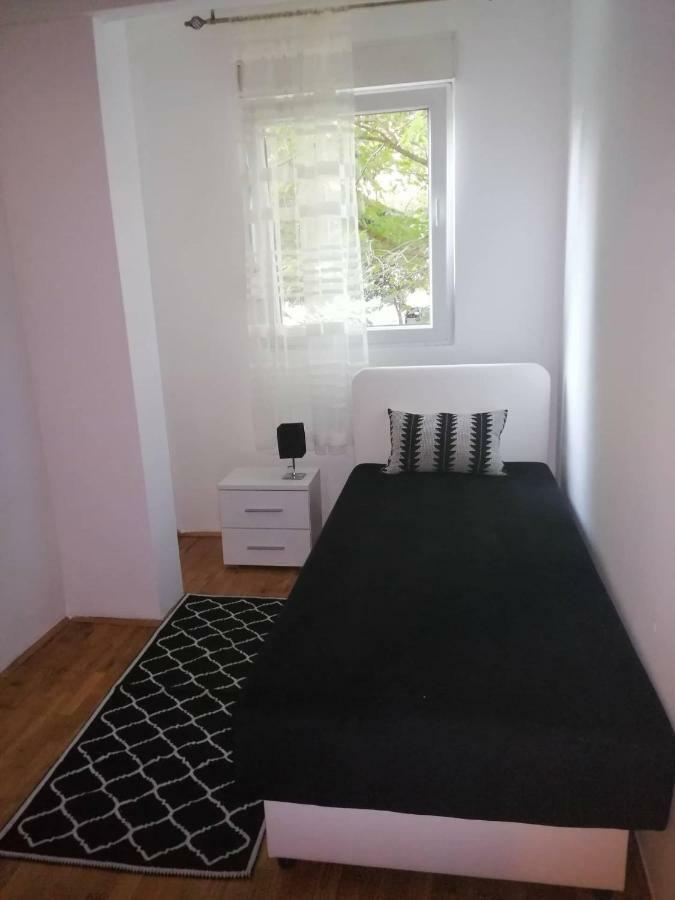 Yellow Apartment, Central Podgorica Extérieur photo